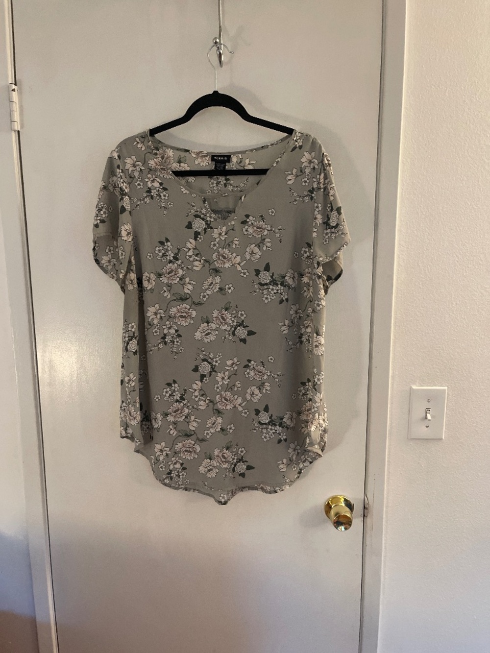 Torrid size 1 grey shirt with flowers